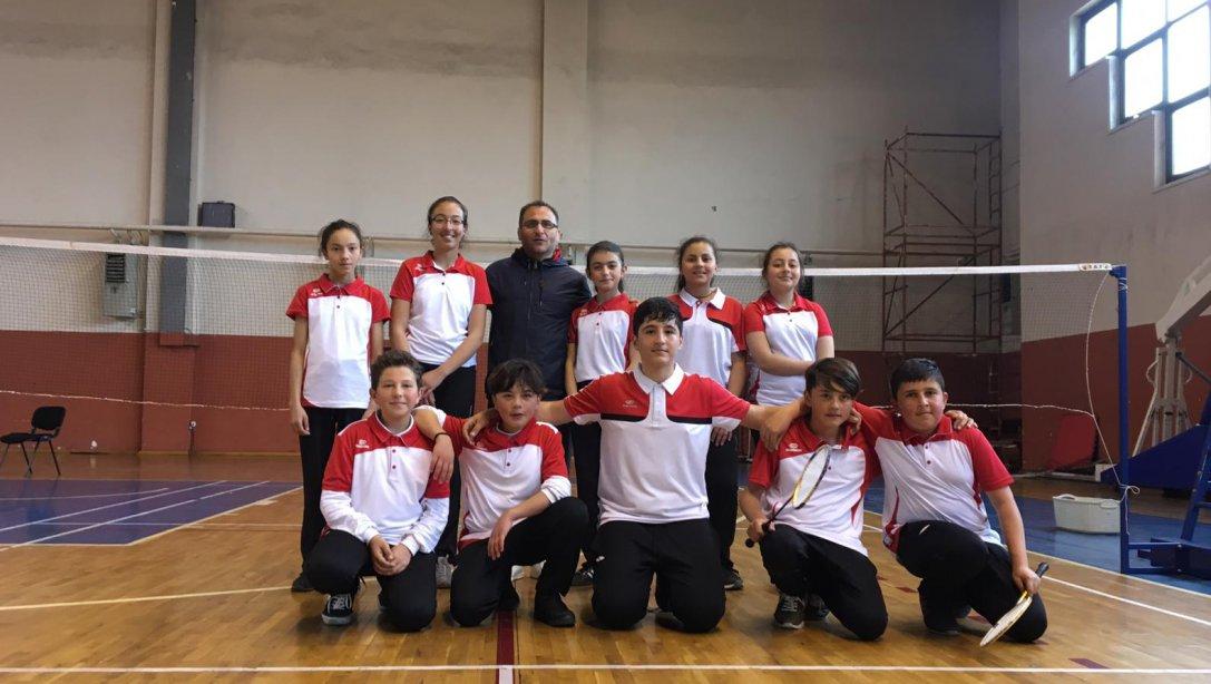 Badminton İl Yarışmalarında Aydınlar Ortaokulu Öğrencilerinin Büyük Başarısı