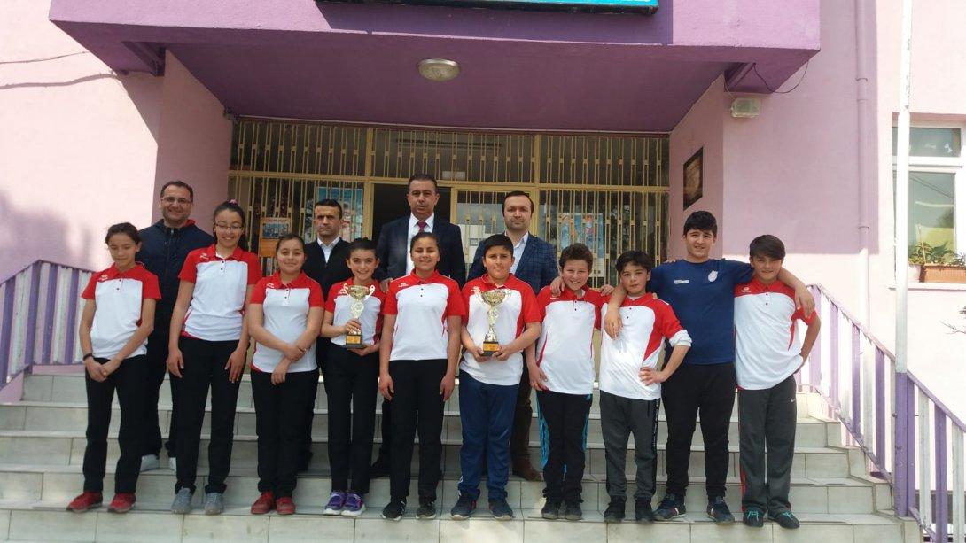  Badminton İl Turnuvalarında Derece Alan Aydınlar Ortaokulu Öğrencileri İlçe Milli Eğitim Müdürümüz Akın AYDIN Tarafından Ziyaret Edildi.