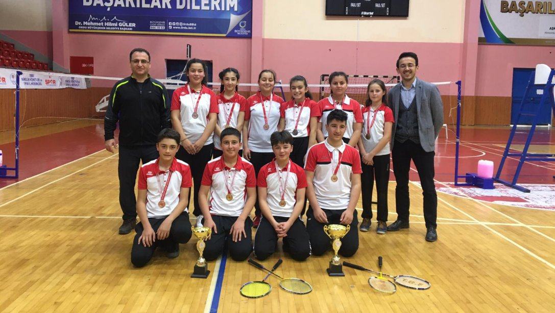  Badminton İl Yarışmalarında Aydınlar Ortaokulu Öğrencilerinin Büyük Başarısı