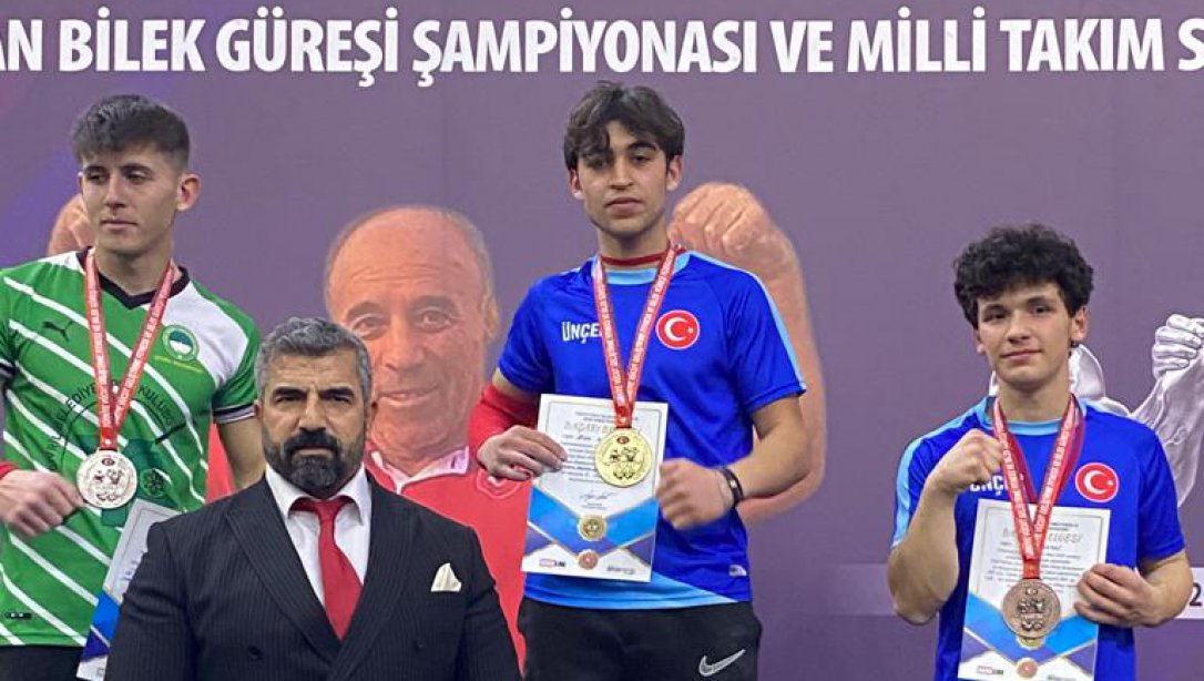 Ulubey Anadolu İmam Hatip Lisesi öğrencimiz  Emre OKUŞ, 18 Yaş Altı Türkiye Bilek Güreşi Şampiyonası ve Milli Takım Seçmeleri 60 kg sağ kolda Türkiye 1. si oldu.