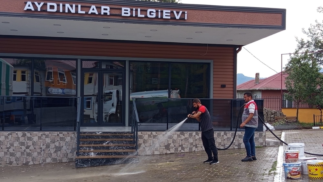 Okullarımızda Yeni Eğitim Öğretim Yılı Öncesinde Temizlik Telaşı Yaşandı.
