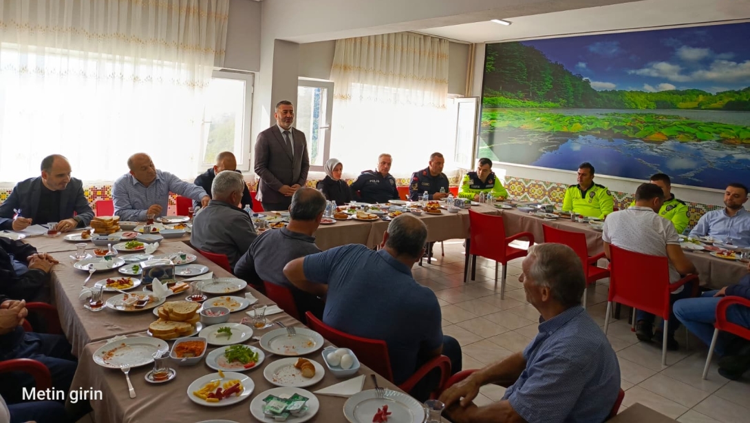 İlçemizde Ücretsiz Taşıma Hizmeti Sağlayan Okul Servis Şoförleriyle Bilgilendirme Toplantısı Yapıldı.